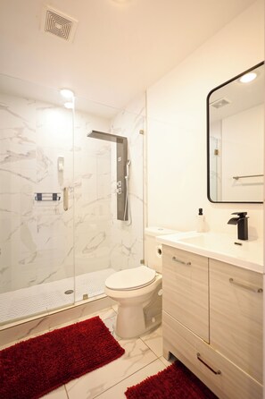 Hair dryer, towels, soap, toilet paper - Cozy Downtown Dallas Urban Glow Retreat (Dallas)