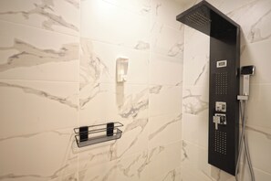 Hiustenkuivaaja, pyyhkeet, saippua, vessapaperi
