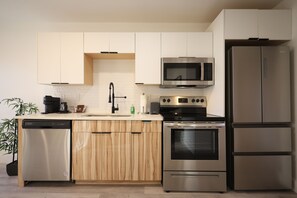 Microwave, oven, stovetop, dishwasher - Cozy Downtown Dallas Urban Glow Retreat (Dallas)