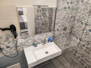 Comfort Double Room | Bathroom | Shower, hair dryer, slippers, towels - b&b Il Regno delle due Sicilie (Napoli)