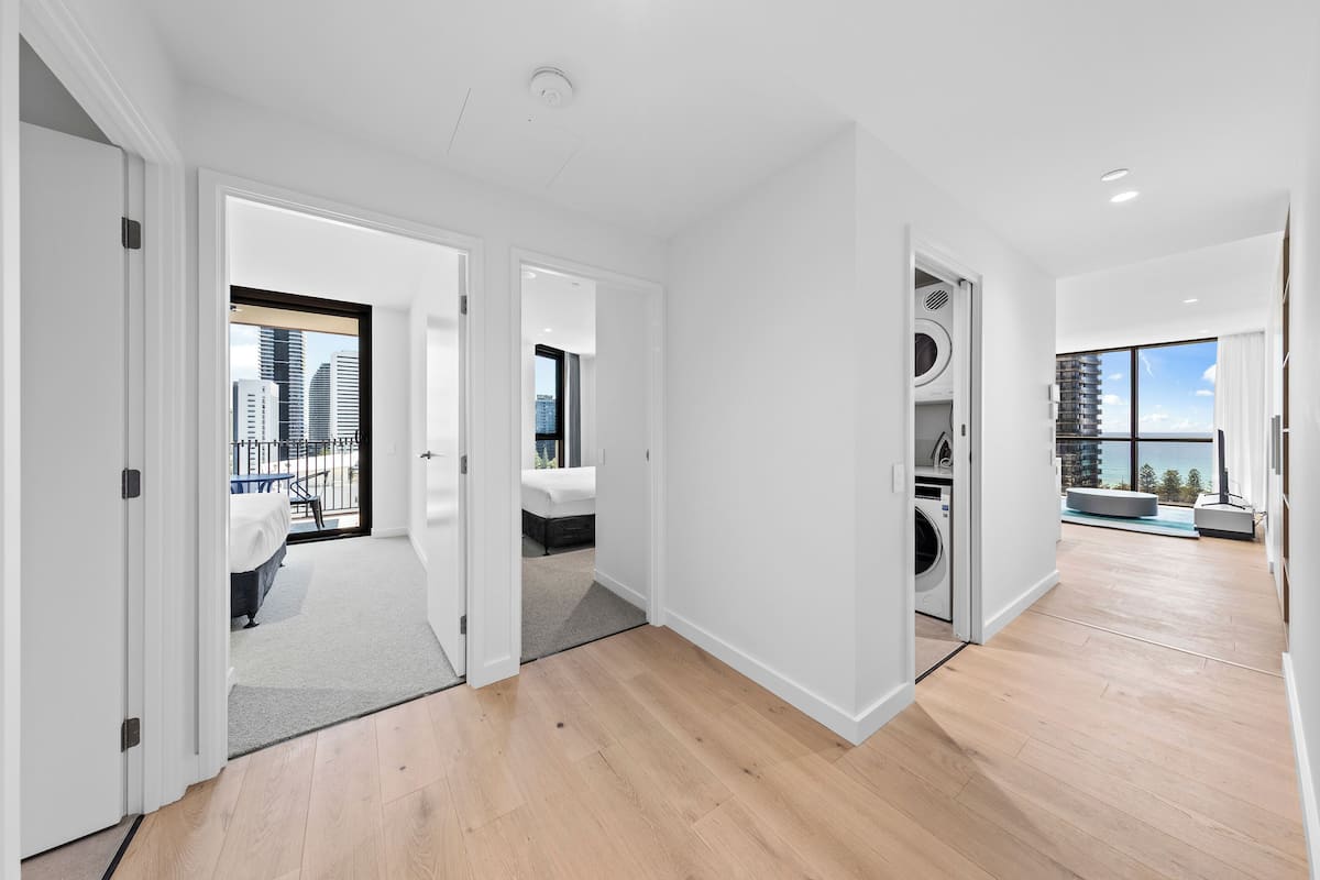 Un apartamento moderno con balcón, lavadero y vistas a la ciudad.