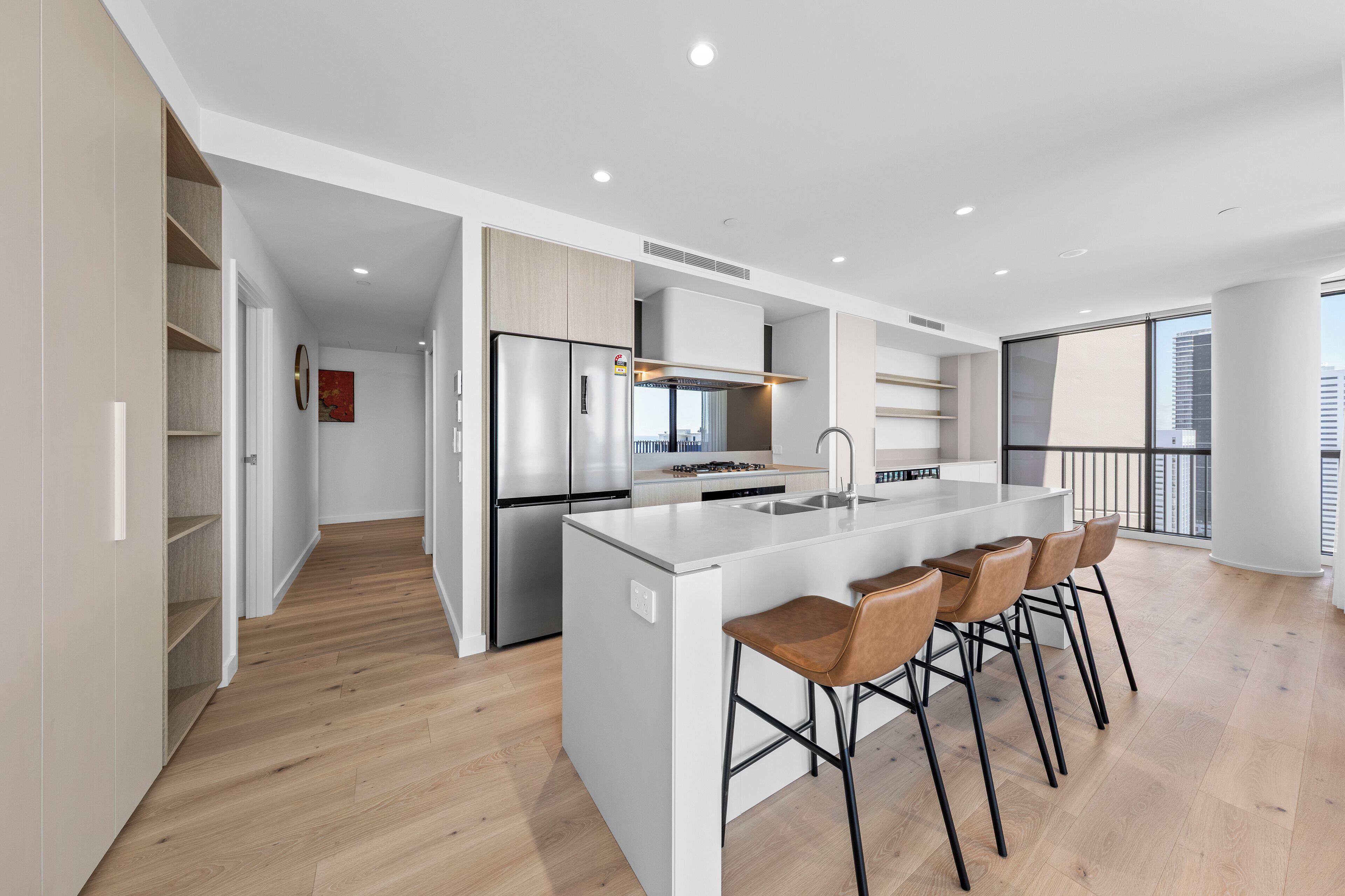 アパートメント 3 ベッドルーム 2 バスルーム | 専用キッチン | 大型  冷蔵庫、電子レンジ、オーブン、コンロ