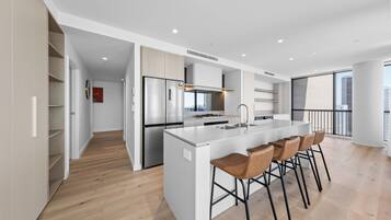 Apartment, 3 Bedrooms, 2 Bathrooms | Dapur peribadi | Peti sejuk/penyejuk beku saiz penuh, ketuhar gelombang mikro, ketuhar