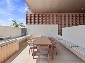 BBQ/picnic area - Yves Mermaid Beach Apartments by CLLIX (Mermaid Beach)