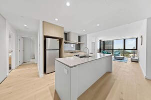 Apartamento standard, 2 quartos, 2 banheiros | Cozinha privada | Geladeira grande, micro-ondas, fogão, cooktop