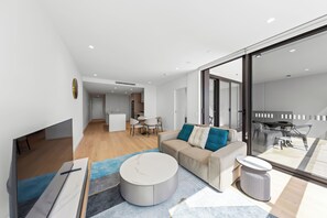 Apartamento estándar, 2 habitaciones, 2 baños | Zona de estar | Televisión LCD de 30 pulgadas con canales por cable