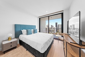 Apartamento, 3 habitaciones, 2 baños | Espacio para trabajar con un portátil y sistema de insonorización