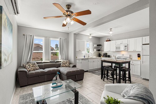 Premium 1‑BR Galveston Getaway — Upscale Finishes, Prime 21st St. Location