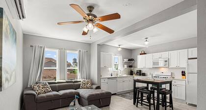 Premium 1‑BR Galveston Getaway — Upscale Finishes, Prime 21st St. Location
