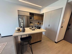 Refrigerador, microondas, parrilla de estufa y tostadora 