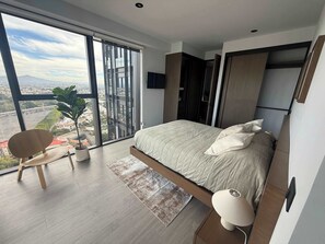 Tabla de planchar con plancha, wifi y ropa de cama 