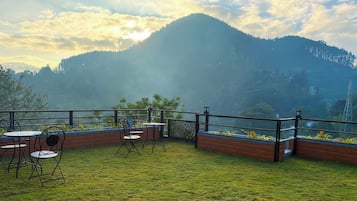 Doppelzimmer, Bergblick | Speisen im Freien