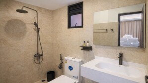 Een badkamer met douche, toilet, wastafel en spiegel.