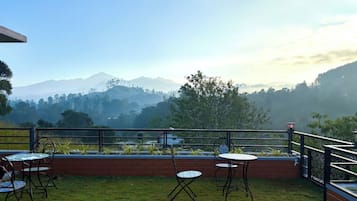 Doppelzimmer, Bergblick | Speisen im Freien