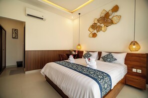 Honeymoon Villa, Pool View | Desk, laptop workspace, free WiFi, bed sheets - Temuku Jati Private Villa (Ubud)