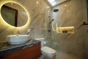Villa familiar, 2 habitaciones, piscina privada | Baño | Secador de pelo, toallas, jabón y champú