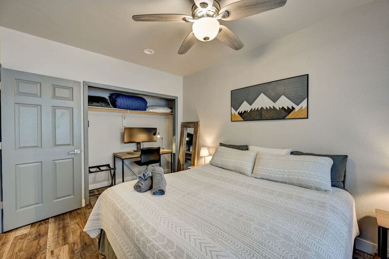 Desk, iron/ironing board, WiFi, bed sheets