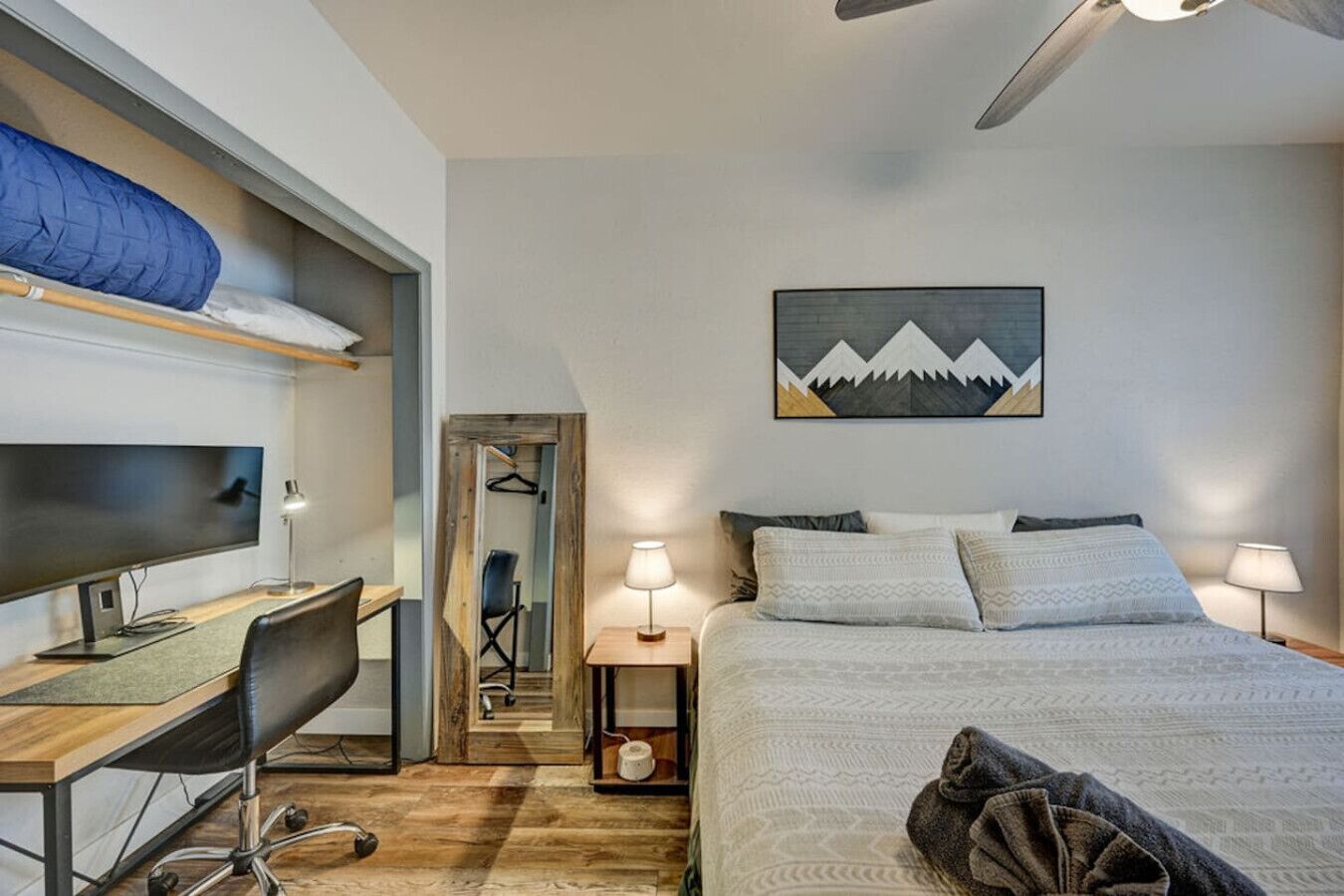 Desk, iron/ironing board, WiFi, bed sheets