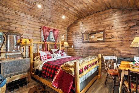 1 bedroom, desk, free WiFi, bed sheets. Keionna Private Riverside Cabin