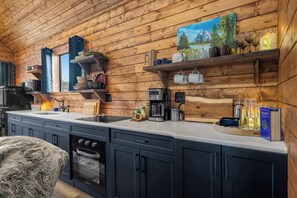 Microondas, parrilla de estufa, cafetera y tetera y tostadora 