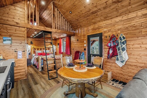 Mount Evan Cabin - Luxury Riverside Cabin