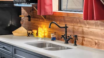 Microondas, horno, placa de cocina, cafetera/tetera