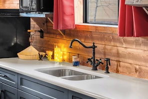 電子レンジ、オーブン、コンロ、コーヒー / ティーメーカー