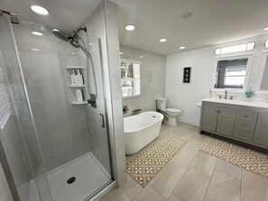 Haartrockner, Handtücher, Seife, Toilettenpapier