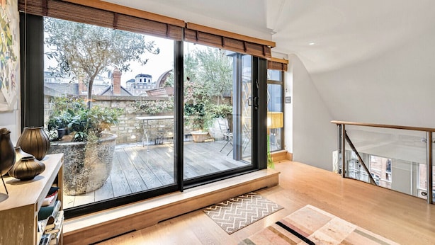 A spacious room with large windows, a wooden floor, and a view of the outside. - The Mayfair Penthouse Private Elevator Large Rooftop Terrace Central AC (London)