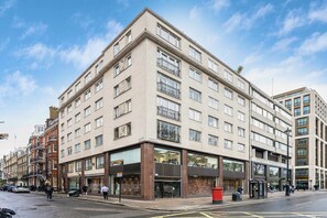 Apartment - Mayfair 2-bed With Private Parking Near Buckingham Palace Green Park (London)