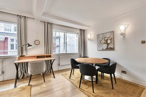 Apartment - Mayfair 2-bed With Private Parking Near Buckingham Palace Green Park (London)