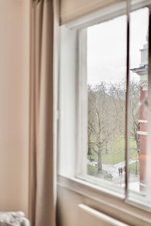 Apartment - Mayfair 2-bed With Private Parking Near Buckingham Palace Green Park (London)