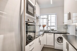 Apartment - Mayfair 2-bed With Private Parking Near Buckingham Palace Green Park (London)