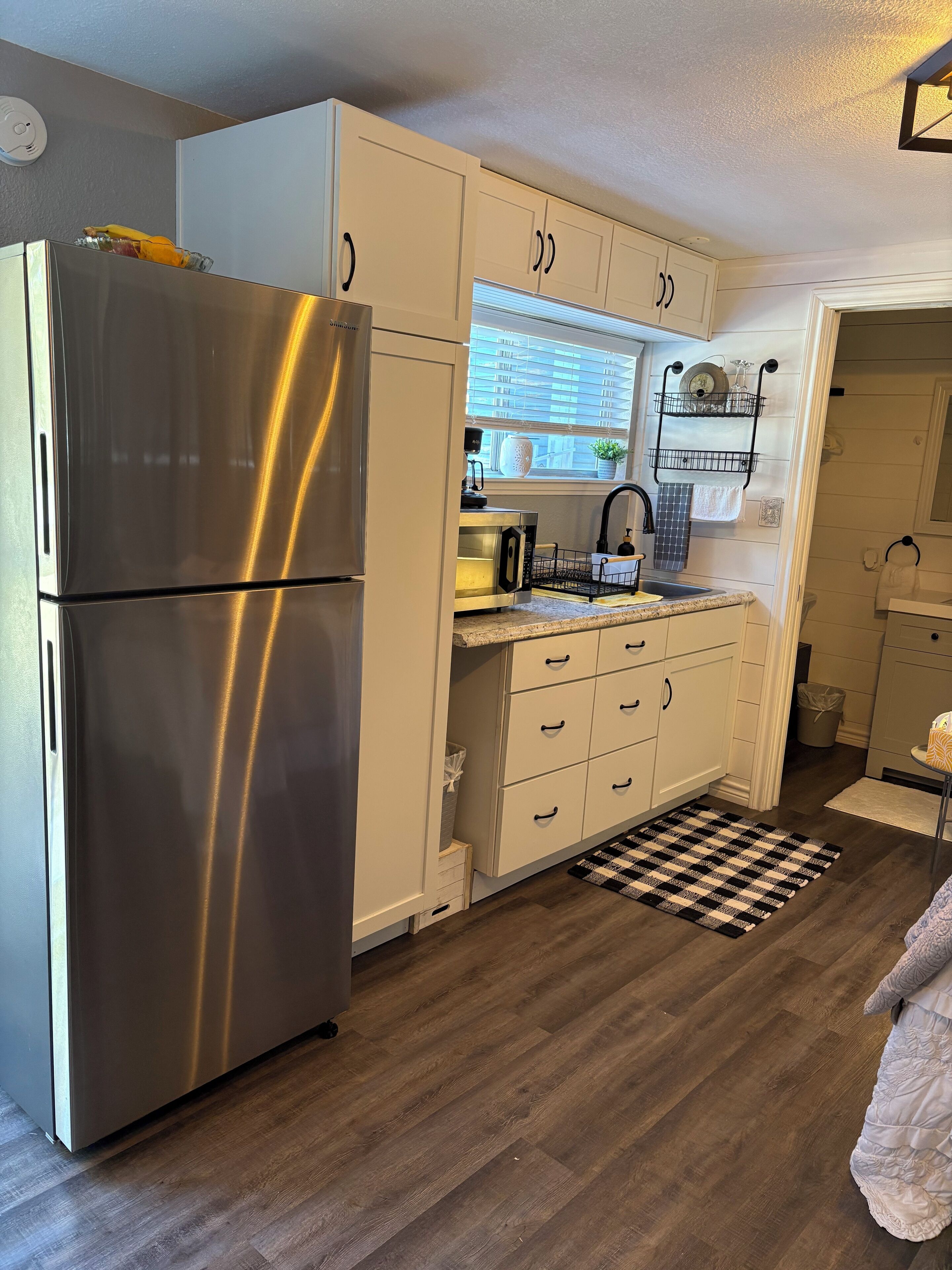 Réfrigérateur, four à micro-ondes, cafetière-théière, grille-pain