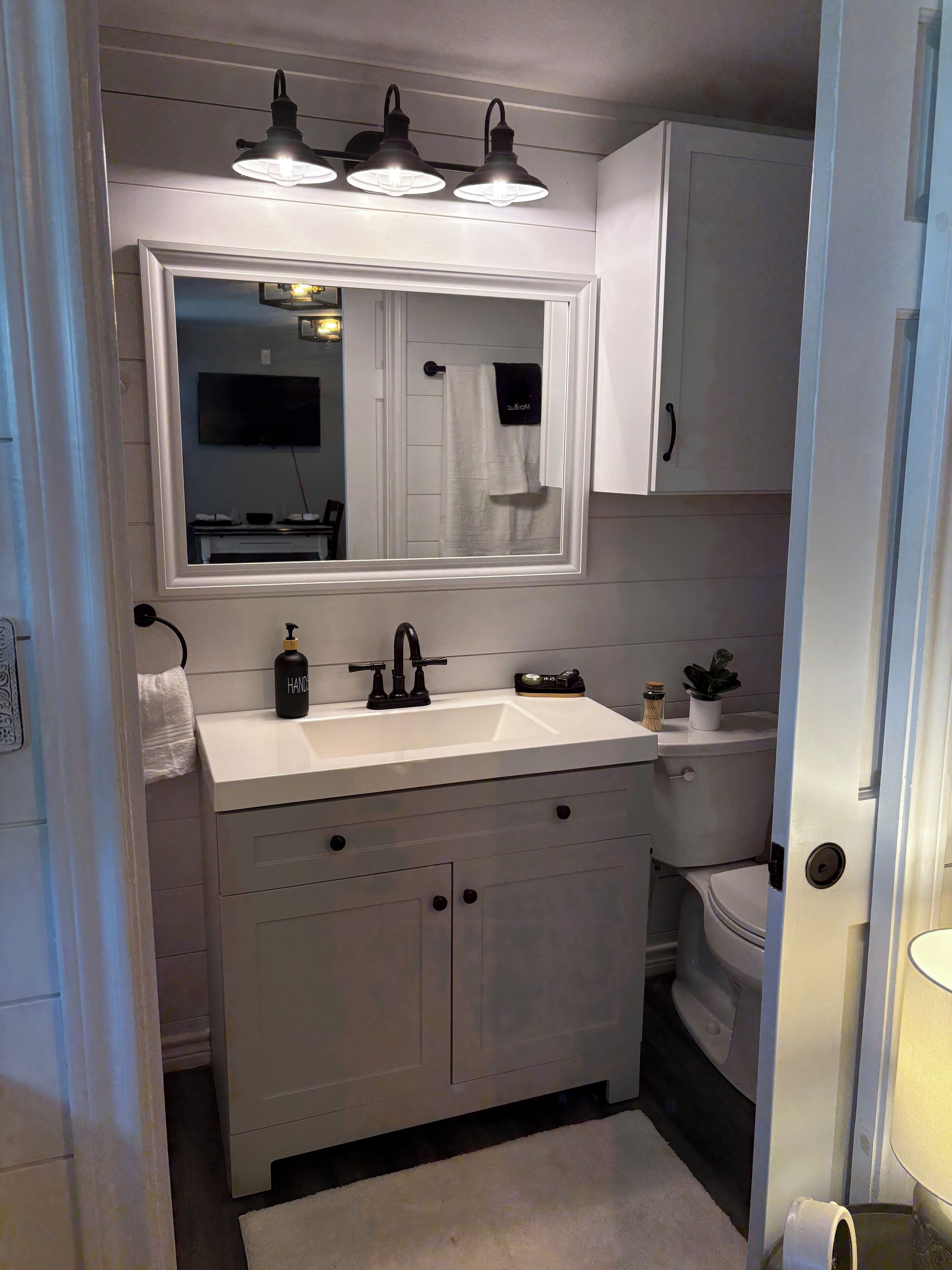 Dusch, hårtork, handdukar och tvål