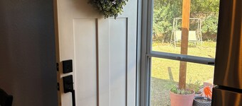 Backyard Refuge: 1 bd apt  in peaceful yard with 100 y.old  rock wall.