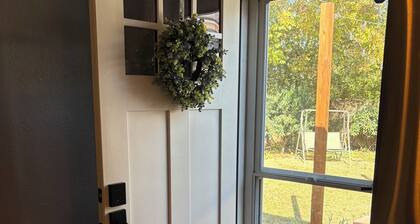 Backyard Refuge: 1 bd apt in peaceful yard with 100 y.old rock wall.