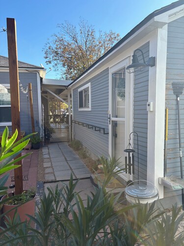 Room In The Inn: 1 bd apt  in peaceful yard with 100 y.old  rock wall.