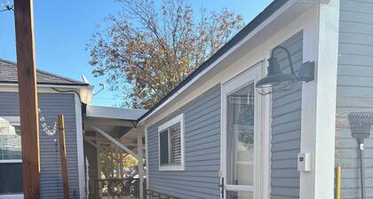 Room In The Inn: 1 bd apt in peaceful yard with 100 y.old rock wall.