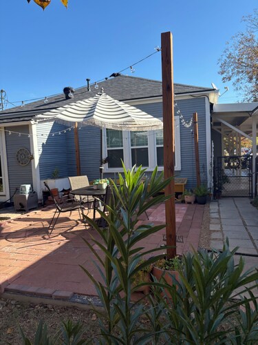 Backyard Refuge: 1 bd apt  in peaceful yard with 100 y.old  rock wall.