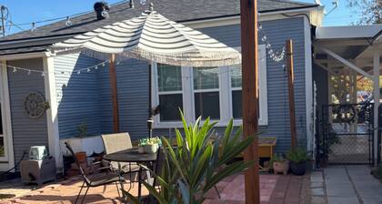Backyard Refuge: 1 bd apt in peaceful yard with 100 y.old rock wall.