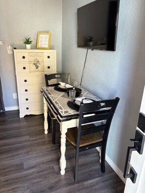Dining - Backyard Refuge: 1 bd apt  in peaceful yard with 100 y.old  rock wall. (Jacksboro)
