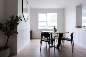 Dining - Renovated Cottage Close To The CBD (South Launceston)
