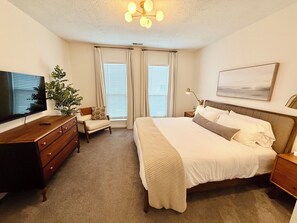 4 bedrooms, desk, iron/ironing board, travel crib - Downtown, Mass Ave, Walkable, Explore & Unwind (Indianapolis)