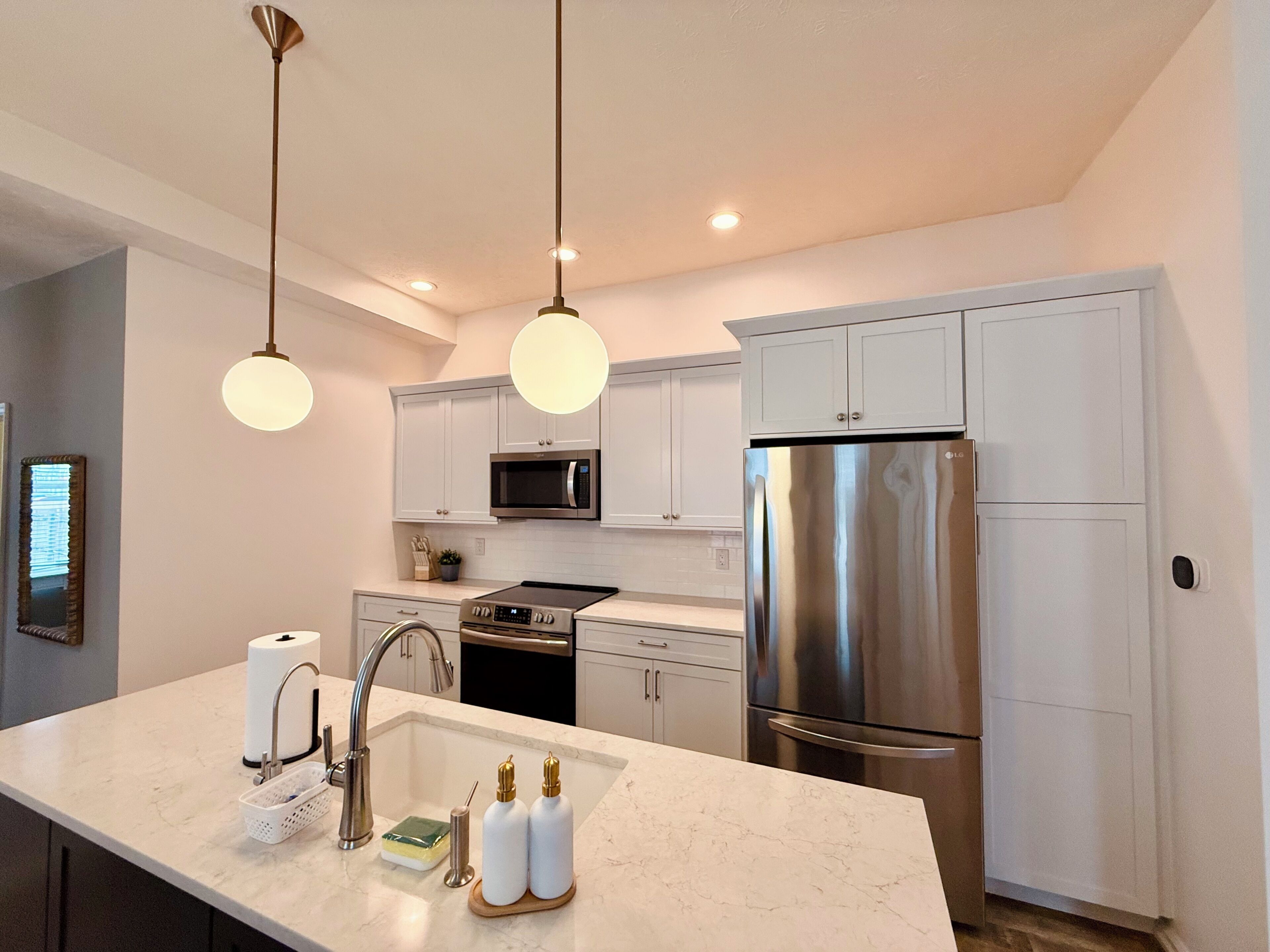 Refrigerador, microondas, horno y parrilla de estufa 