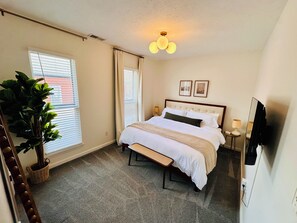 3 bedrooms, desk, iron/ironing board, travel cot - Downtown, Mass Ave, Walkable, Explore & Unwind (Indianapolis)