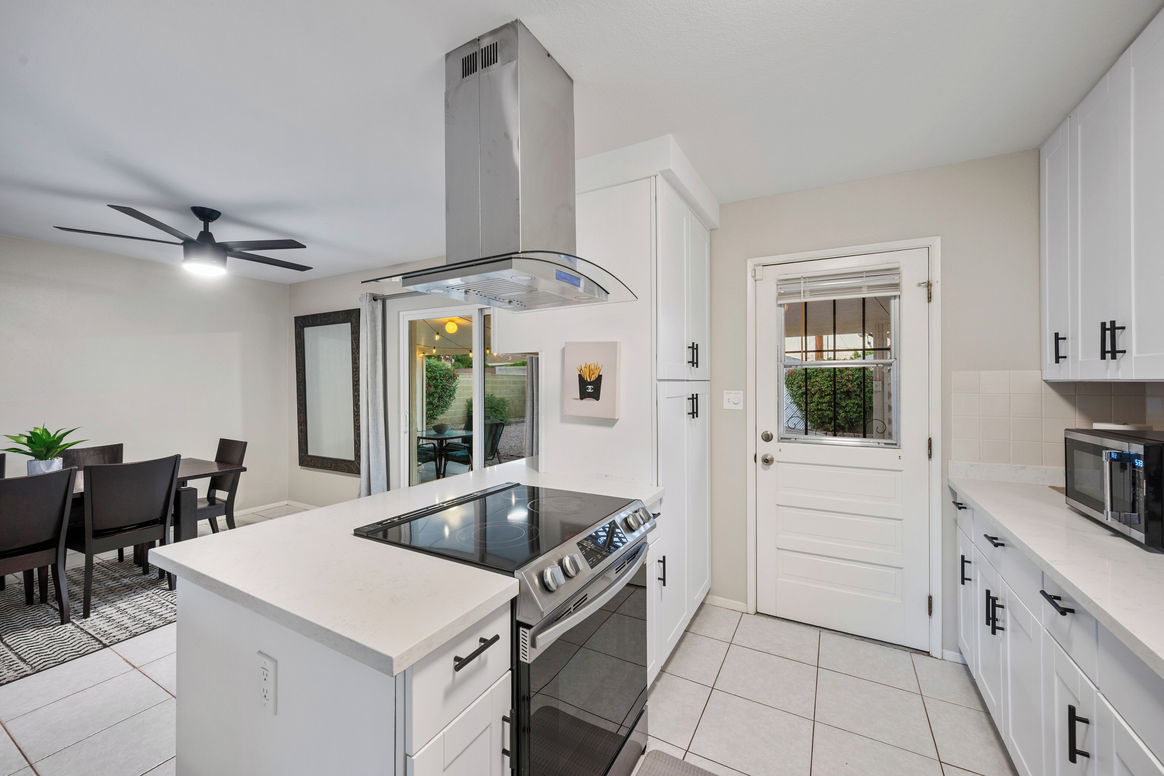 Een microgolfoven, een oven, een kookplaat, een vaatwasser