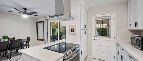 Microondas, horno, parrilla de estufa y lavavajillas