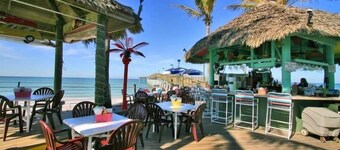 Venice Beach Studio – Pool & Private Shore