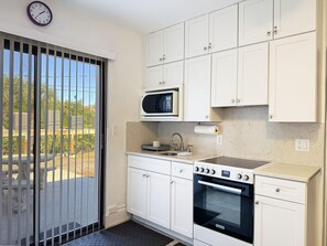 Fridge, microwave, oven, stovetop - Venice Villas – 1BR Villa Steps to Beach + Pool (Venice)